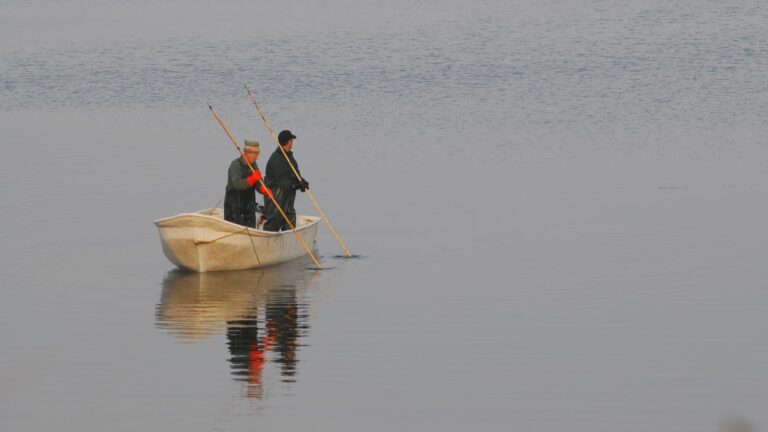 Deux hommes à la pêche