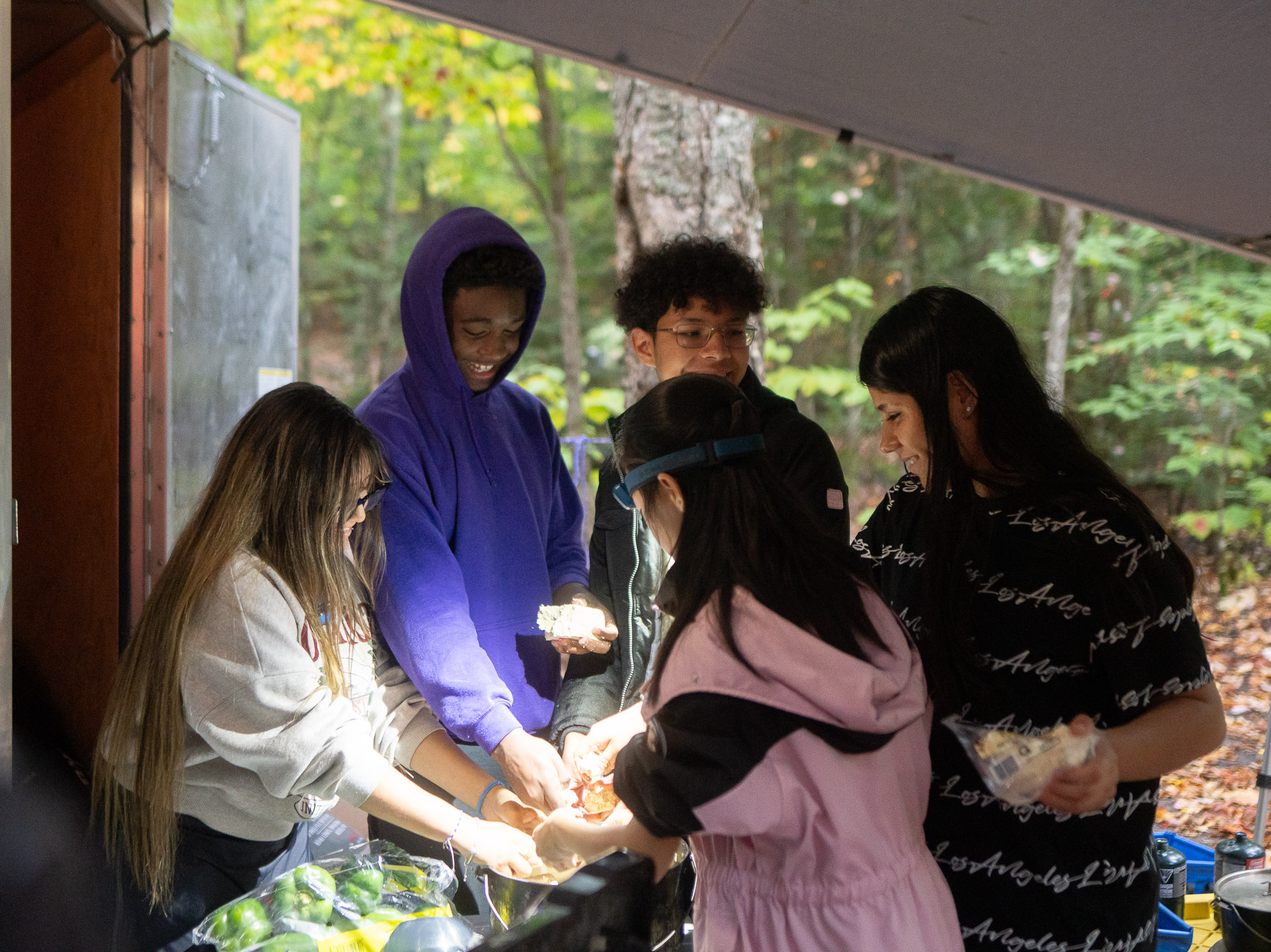 Les jeunes de Connexion N préparent un repas