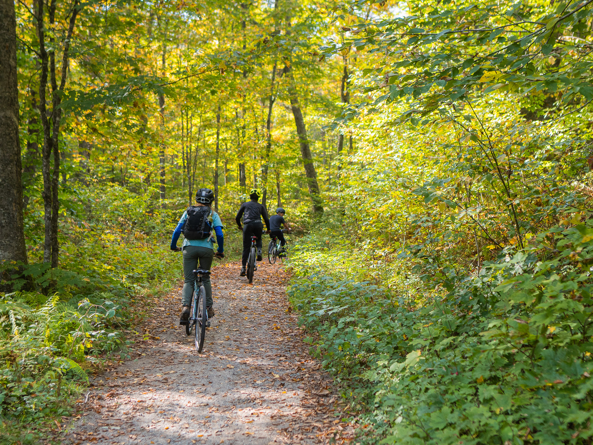 Deux élèves de Connexion N en vélo au Parc national du Mont-Tremblant