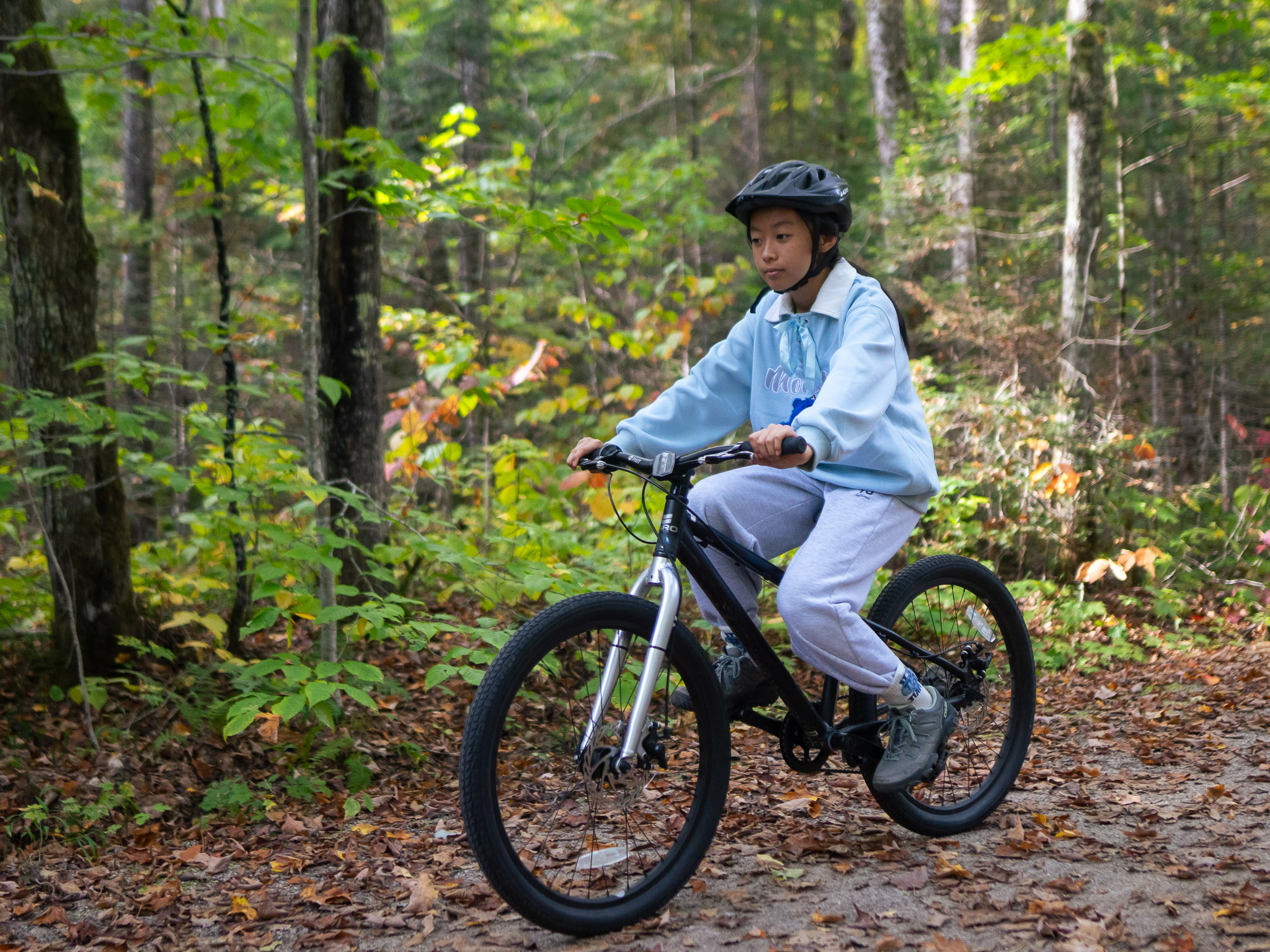 Une jeune en vélo au Parc national du Mont-Tremblant