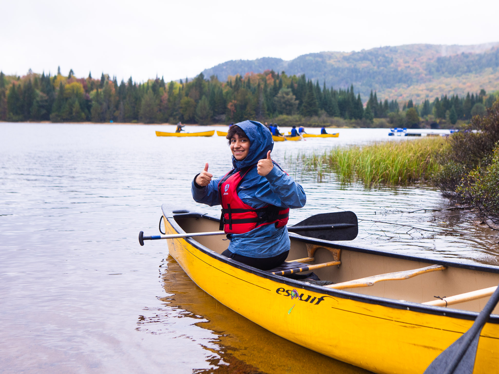 Un jeune de Connexion N dans un cannot jaune au Parc national du Mont-Tremblant