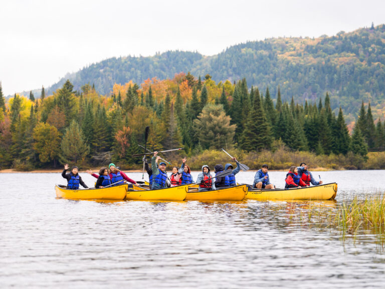 Un groupe de Connexion N en canot