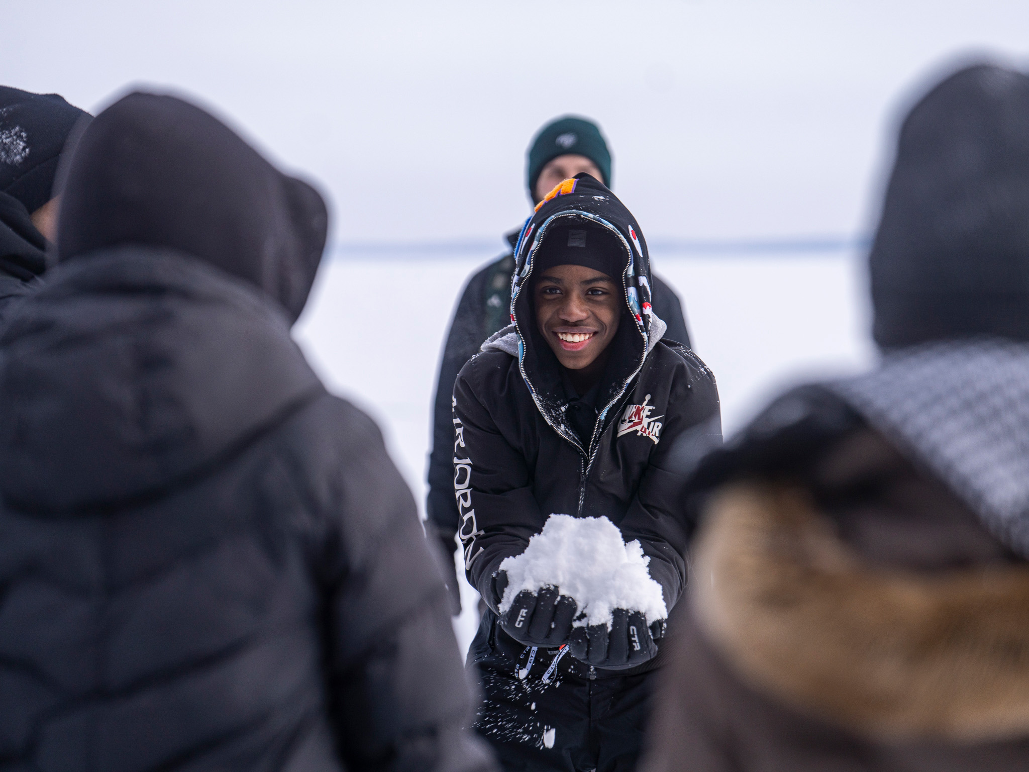 Des jeunes de Connexion N qui jouent dans la neige