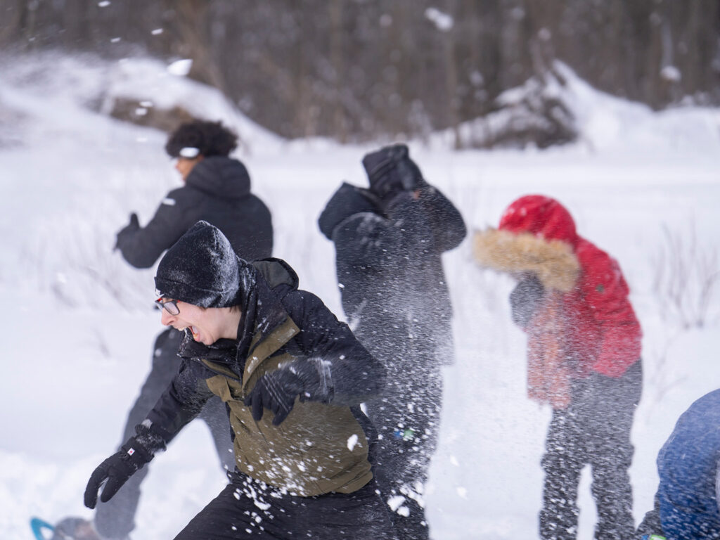Des élèves de Connexion N lors d'une bataille de boules de neige
