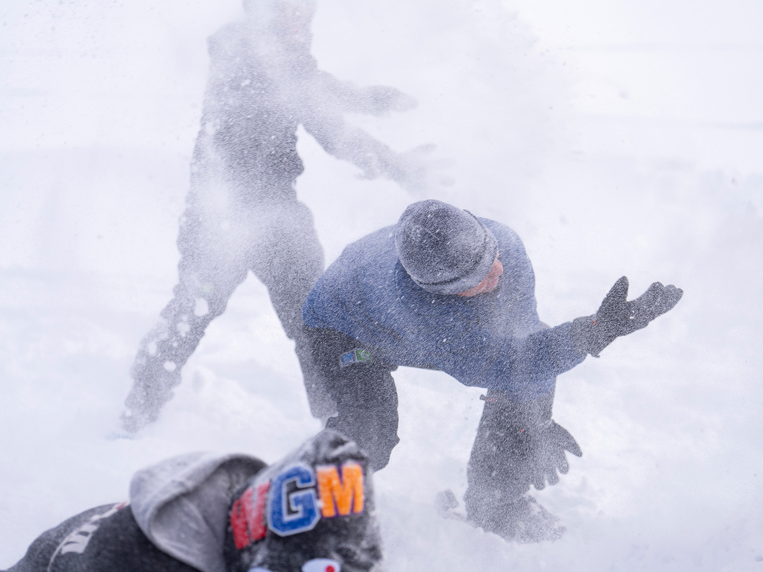 Des jeunes de Connexion N qui jouent dans la neige