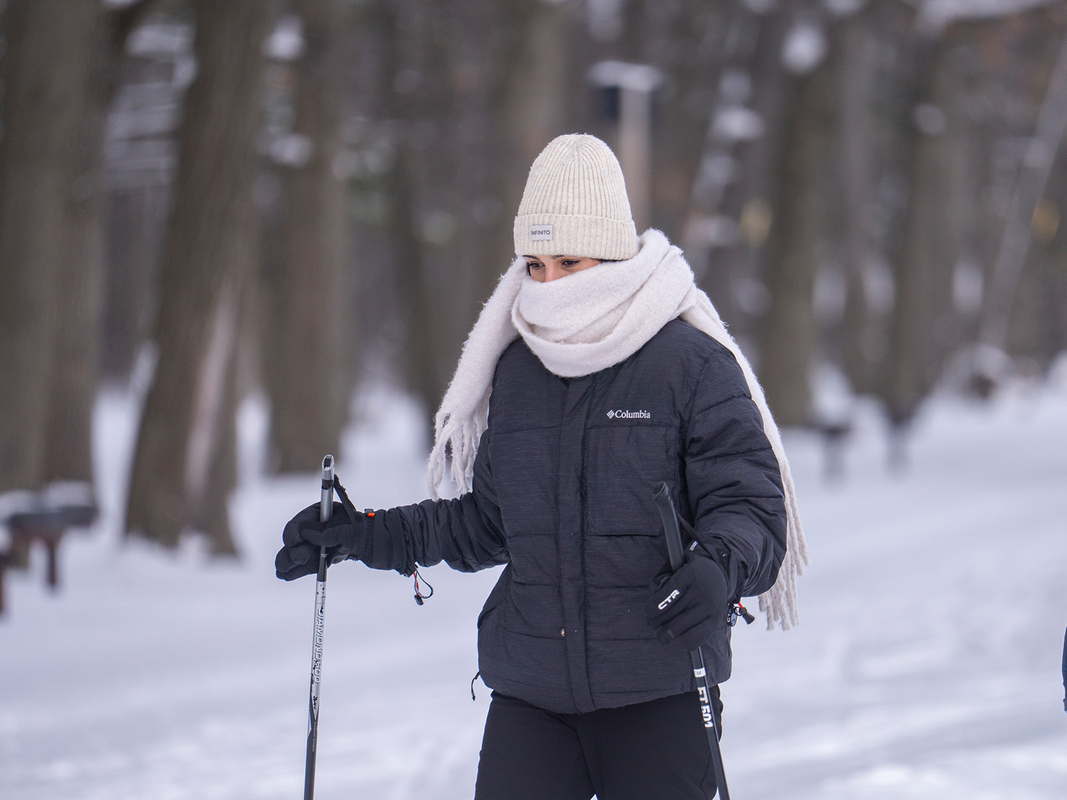 Une jeune de Connexion N en ski de fond